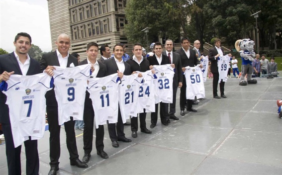 Los Borregos CCM recibiendo sus nuevos jerseys