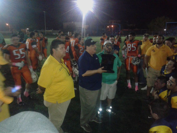 Búhos de la UNISON recibiendo el trofeo del Tazón del Sol