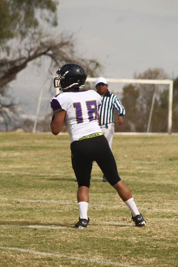 Hugo Márquez QB de las Águilas de la UACH