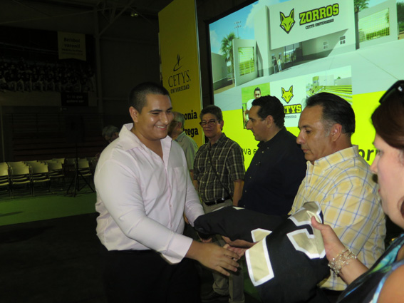 Entrega de Jerseys en el CETYS Mexicali