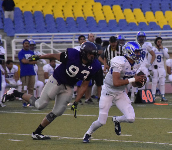 La defensiva de la UACH por su parte presionó en todo momento al quarterback de Borregos México