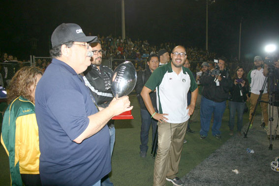 El Ing. Alfredo Escobedo presidente de OEFA en la entrega del trofeo de campeones