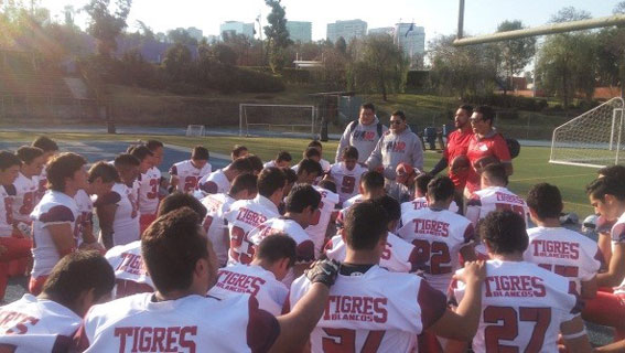 Coaches y jugadores revisando lo acontecido en Santa Fe