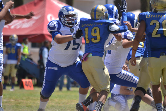 La línea ofensiva de Laguna dio muchas facilidades a sus corredores y quarterback