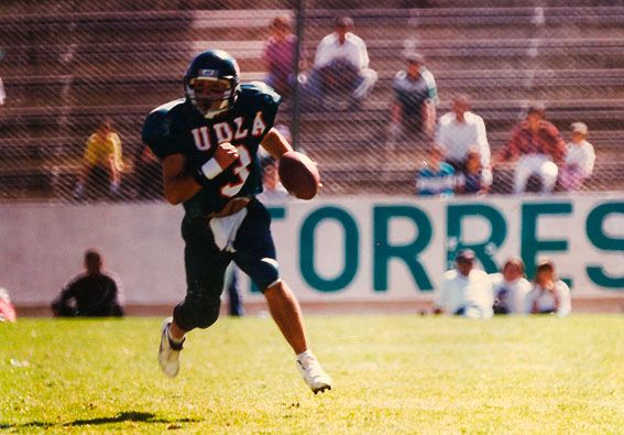 Enrique Villanueva ex QB de los Aztecas