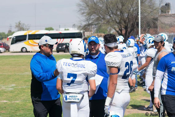 HC David Silva revisando detalles con sus jugadores