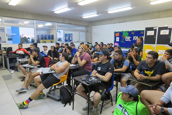 Los muchachos del Colegio SuBiré en plena plática