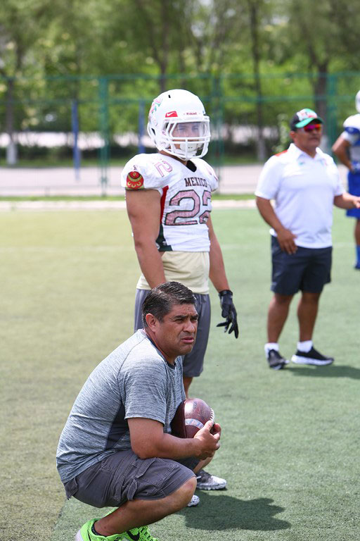 Coach Ramón Ruíz siguiendo de cerca la práctica