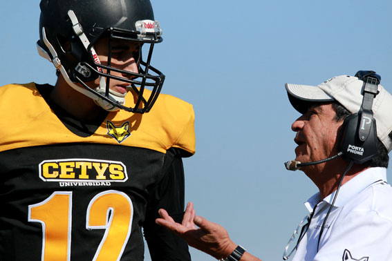 Gabriel esuchando a su coach Ernesto Campa