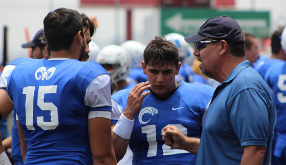 El HC Ernesto Alfaro con sus quarterbacks