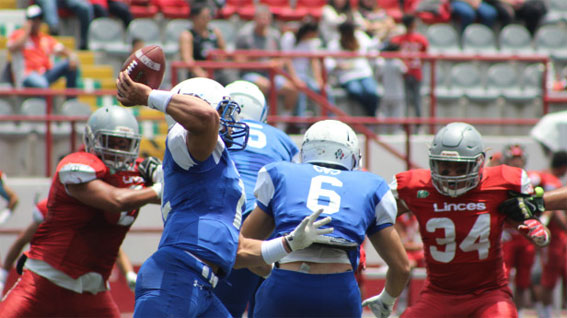 El quarterback Félix Rivera lució su gran brazo