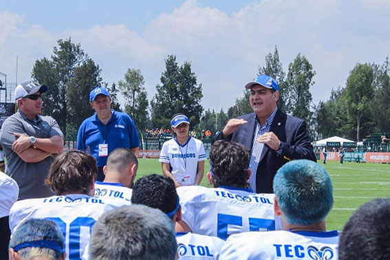 El rector David Garza dirigiéndose a los Borregos Toluca