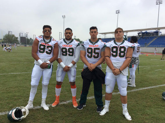 Jugadores de los Aztecas durante el calentamiento