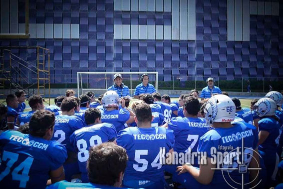 HC Carlos Vega y sus jugadores en el entretiempo