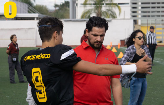 Los coaches de Gators revisando las jugadas