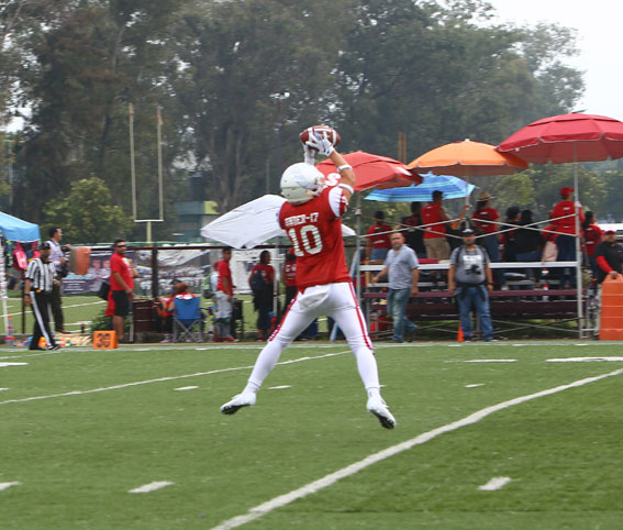 Ángel Zárate lució en el juego aéreo