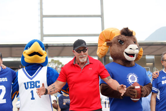 Randy White con las dos mascotas