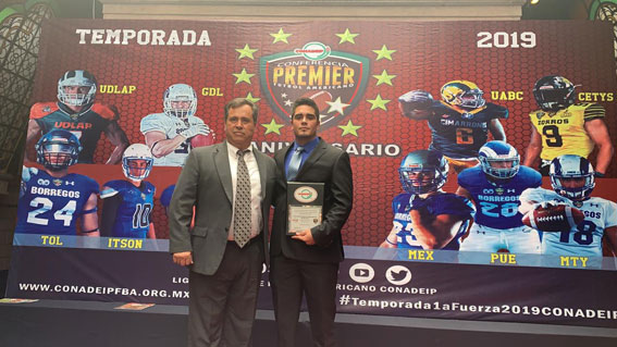 HC Luis Cervantes y QB Kevin Barak