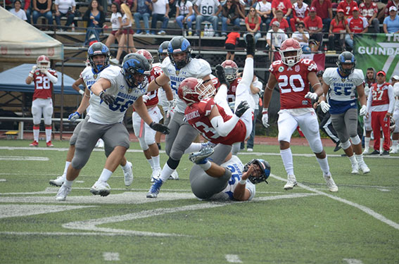 Fuerte estuvo el tacleo en el scrimmage