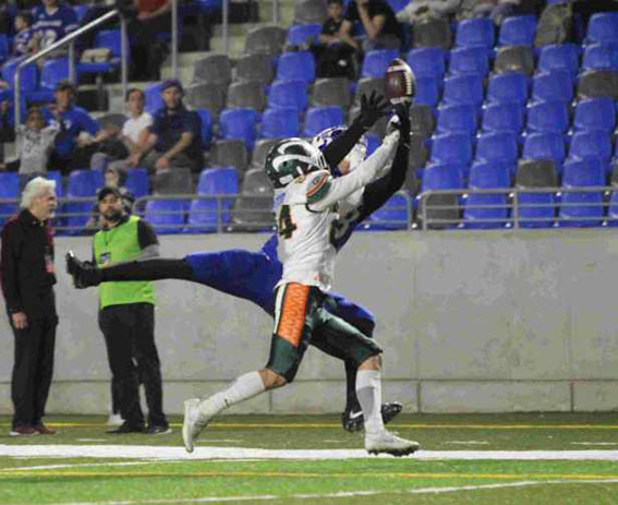 Fabrizio Giombini (24) evitó la recepción de Alejandro Betancourt (88), quien antes ya había anotado el primer TD de los Borregos.