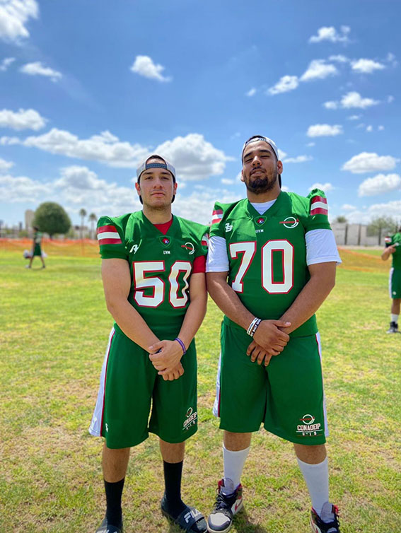 Los jugadores mostrando sus uniformes