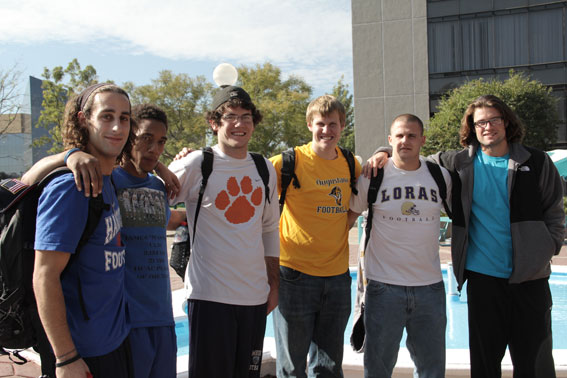 3)	Jugadores de la NCAA disfrutando el clima de la ciudad y conociéndose entre ellos previo al inicio de su preparación.